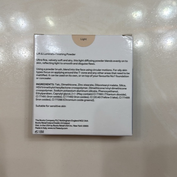 No7 Lift & Luminate Triple Action Translucent Finishing Powder - Light - Picture 2 of 3